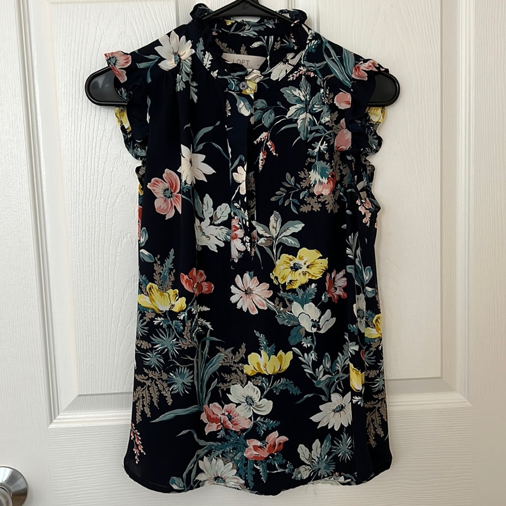 LOFT • floral ruffle sleeveless blouse (SP)